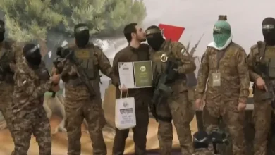 للمرة الاولى المسجون يقبل رأس السجان اسير اسرائيلي يقبل رأس مقـاتل القســام