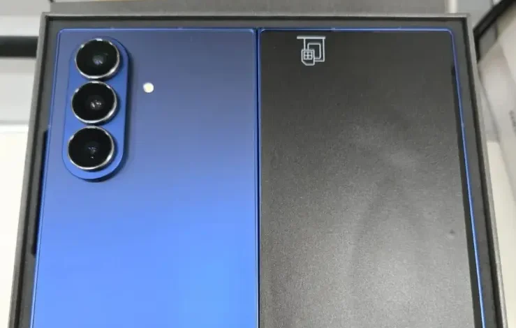 صورة مُسربة تكشف مدى نحافة هاتف "Galaxy Z Fold 7" المقبل