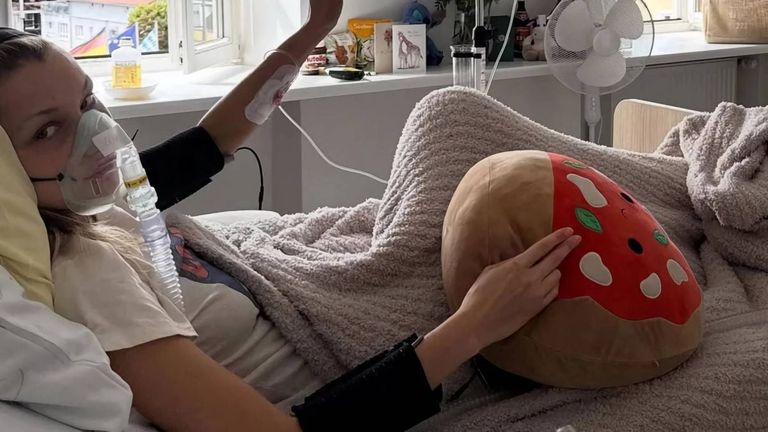 بيلا حديد تكشف صوراً صادمة من المستشفى خلال معركتها مع داء لايم