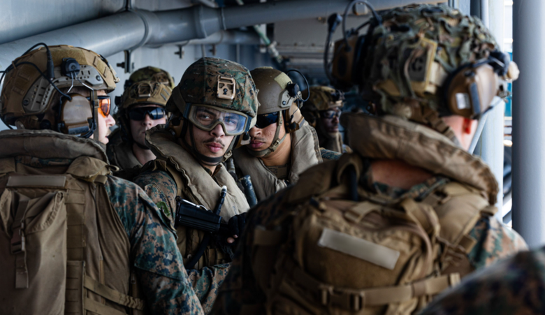 تحمل 3500 بحار ومشاة بحرية.. السفينة "تريبولي" تصل المنطقة