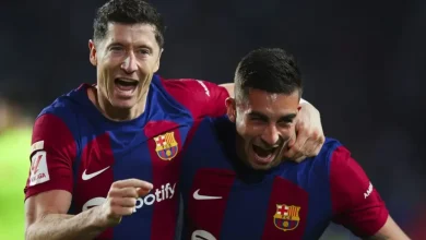 يواجه المدرب “هانزي فليك” تحدي فني كبير قبل صدام الكلاسيكو المرتقب أمام ريال مدريد، حيث أن هناك مفاضلة صعبة داخل برشلونة حول هوية المهاجم الذي سيقود الخط الأمامي، فهل يعتمد فليك على الخبرة المتمثلة في “روبرت ليفاندوفسكي”، أم يراهن على توهج “فيران توريس”؟. وكشفت صحيفة “موندو ديبورتيفو” عن إحصائيات دقيقة تضع هانزي فليك في حيرة من أمره، خاصة وأن المباراة قد تشهد تتويج برشلونة بلقب الدوري الإسباني في حال الخروج بنتيجة الفوز أو التعادل، وتُظهر الأرقام تقارب كبير بين المهاجمين اللذين تبادلا شغل مركز “رأس الحربة” هذا الموسم. روبرت ليفاندوفسكي: خاض 24 مباراة بصفة أساسية، سجل خلالها 12 هدفاً، بمعدل تهديفي يصل إلى 0.56 هدفاً لكل 90 دقيقة، وبنسبة فعالية بلغت (41.38%). فيران توريس: شارك كأساسي في مركز المهاجم الصريح في 25 مباراة، مسجلاً 14 هدفاً، بمعدل أفضل نسبياً يصل إلى 0.63 هدفاً لكل 90 دقيقة، وبفعالية بلغت (43.75%). وعلى الرغم من المنافسة بينهما على مركز المهاجم الصريح، إلا أن التاريخ هذا الموسم يشير إلى إمكانية تواجدهما سوياً في التشكيل الأساسي، حيث حدث ذلك في أربع مواجهات أمام (خيتافي، إشبيلية، أتلتيك بلباو، وتشيلسي)، وخلال تواجدهما معاً حقق الفريق انتصارين وتلقى هزيمتين.