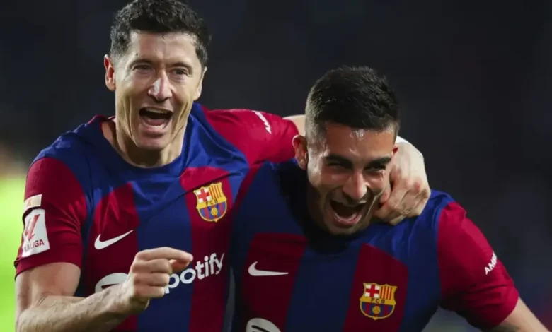يواجه المدرب “هانزي فليك” تحدي فني كبير قبل صدام الكلاسيكو المرتقب أمام ريال مدريد، حيث أن هناك مفاضلة صعبة داخل برشلونة حول هوية المهاجم الذي سيقود الخط الأمامي، فهل يعتمد فليك على الخبرة المتمثلة في “روبرت ليفاندوفسكي”، أم يراهن على توهج “فيران توريس”؟. وكشفت صحيفة “موندو ديبورتيفو” عن إحصائيات دقيقة تضع هانزي فليك في حيرة من أمره، خاصة وأن المباراة قد تشهد تتويج برشلونة بلقب الدوري الإسباني في حال الخروج بنتيجة الفوز أو التعادل، وتُظهر الأرقام تقارب كبير بين المهاجمين اللذين تبادلا شغل مركز “رأس الحربة” هذا الموسم. روبرت ليفاندوفسكي: خاض 24 مباراة بصفة أساسية، سجل خلالها 12 هدفاً، بمعدل تهديفي يصل إلى 0.56 هدفاً لكل 90 دقيقة، وبنسبة فعالية بلغت (41.38%). فيران توريس: شارك كأساسي في مركز المهاجم الصريح في 25 مباراة، مسجلاً 14 هدفاً، بمعدل أفضل نسبياً يصل إلى 0.63 هدفاً لكل 90 دقيقة، وبفعالية بلغت (43.75%). وعلى الرغم من المنافسة بينهما على مركز المهاجم الصريح، إلا أن التاريخ هذا الموسم يشير إلى إمكانية تواجدهما سوياً في التشكيل الأساسي، حيث حدث ذلك في أربع مواجهات أمام (خيتافي، إشبيلية، أتلتيك بلباو، وتشيلسي)، وخلال تواجدهما معاً حقق الفريق انتصارين وتلقى هزيمتين.